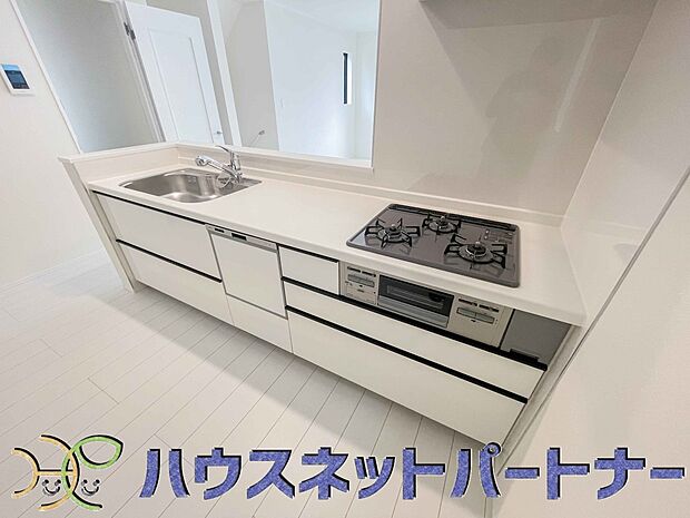 ビルトイン食器洗乾燥機完備。家事のお手伝いをしてくれる奥様の味方です。食器を洗っている間にお掃除など、様々なシーンで家事の時短に役立つ食洗機。省スペースのビルトインタイプを採用致しました。