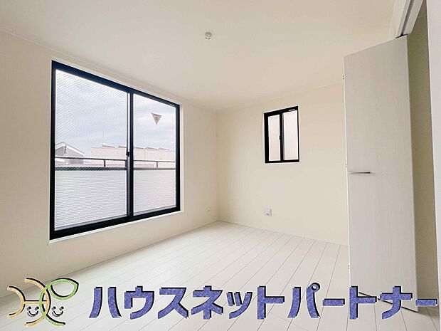 バルコニーに直接出入りできるお部屋です。ちょっと外の空気を吸いたい時や、ベランダでミニガーデニングなども楽しめそうです。