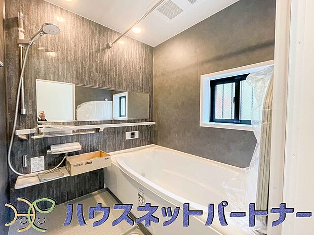 高級感溢れるカラーと大きさ・柔らかな曲線で構成された半身浴も楽しめるバスタブが心地よさをもたらします。窓もあるので換気もしっかりできますね。