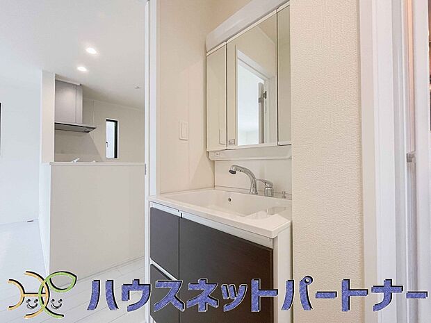 洗面室は窓の光が差し込み明るく清潔感があります。三面鏡は朝の支度が大助かり。