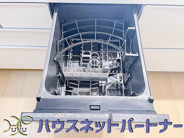 食器洗いのわずらわしさから開放してくれる嬉しい設備。後片付けの手間を減らし奥様の時間を有効活用できます。お湯と洗剤を使う機会が少なくなるため、手荒れ防止にも。