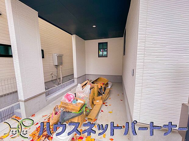 玄関横に駐車場なのでお買い物をした後は楽にお家へ。沢山お買物した時は助かりますね。