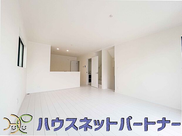 リビングは、食事スペースと寛げる場所設けてもまだ余裕の広さ。明るい光が照らしてくれます。