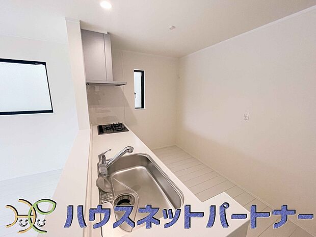 家族の様子を見ながらキッチンでお料理。一日の出来事を会話しながらの家事は嬉しいコミュニケーション。