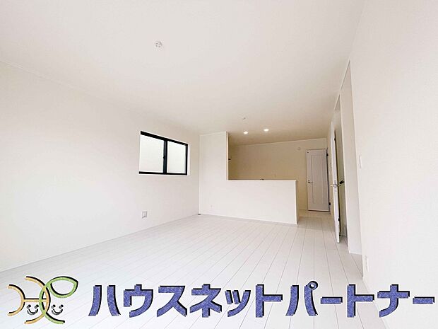 明るく開放的なダイニング。家族とのコミュニケーションが取りやすく、みんなの笑顔が溢れます。