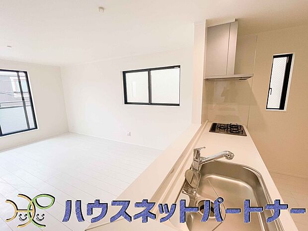 キッチン吊戸棚を無くす事によって、コミュニケーションを重視した設計に致しました。区画によって変わる一体感を、実際にご覧になって頂けましたらと思います。