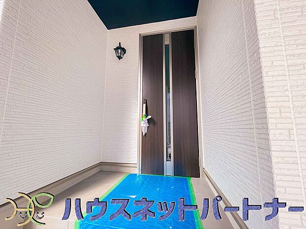 玄関の扉を開けるとそこは家族の待つお家。笑い声が聞こえてきそう。