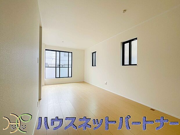 太陽の光が照らす明るいリビングは、開放感があり通風・採光に優れ、心地よい光と風が舞い込んできます。心休まるリビングは何よりも快適な時間を過ごせます。