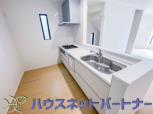 カウンターキッチンは広くて収納力もあるので、快適に料理をすることができます。食器や炊事用具を手の届くところに配置しやすいため調理もスピーディーです。