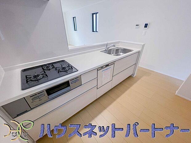 三口コンロで料理の幅を拡げてくれる使いやすいシステムキッチンを採用。洗い場も大きいので野菜や食器を洗ったりする際にも捗り、奥様の強い味方となってくれるはずです。