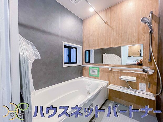 明るい作りの浴室は心も体もリフレッシュさせてくれます。窓もあるので湿気を外へ逃がすことも出来ます。