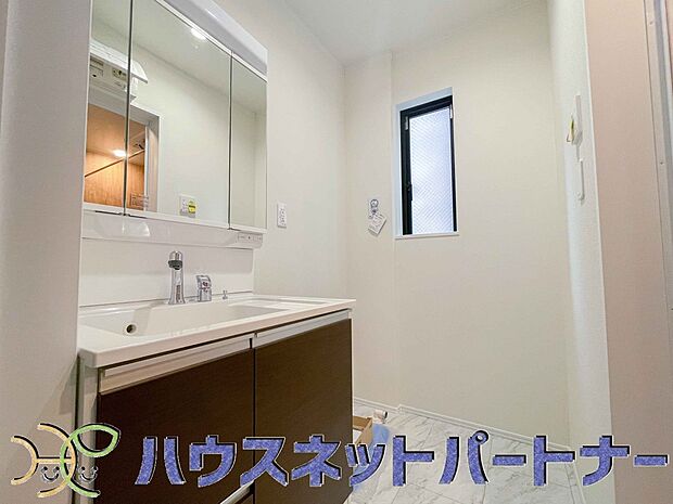 洗面室は窓の光が差し込み明るく清潔感があります。三面鏡は朝の支度が大助かり。
