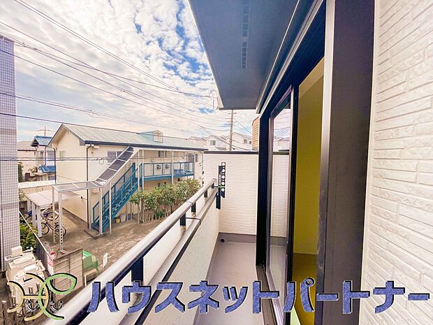 バルコニーを遮る高い建物が周りに無いため、心地よい風と光がお部屋へ舞い込みます。