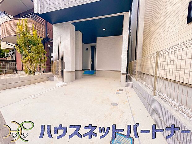 戸建ての購入を検討することになったきっかけに「駐車場を持てること」を挙げる方が多くいらっしゃいます。駐車場代金を支払続ける必要がないことは、駐車場付き戸建を持つ最大のメリットです。