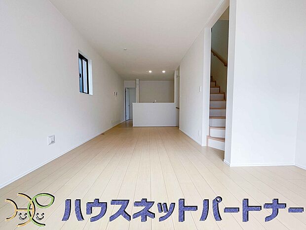 リビングは、食事スペースと寛げる場所設けてもまだ余裕の広さ。明るい光が照らしてくれます。