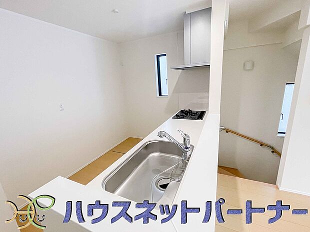 明るく開放的なオープンキッチン。家族とのコミュニケーションが取りやすく、みんなの笑顔が溢れます。