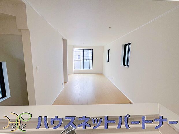 キッチン吊戸棚を無くす事によって、コミュニケーションを重視した設計に致しました。区画によって変わる一体感を、実際にご覧になって頂けましたらと思います。