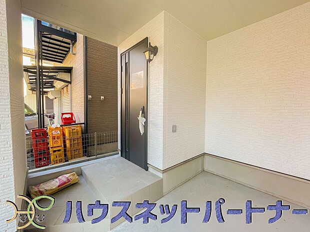 玄関の扉を開けると家族の待つお家。幸せを感じる瞬間です。