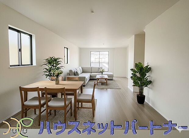 整然とした空間演出、快適な理想の暮らしの実現は家のみの拘りではなく、そこで暮らす方々にとって素敵な環境であることも挙げられると思います。四季折々の変化が奏でる鼓動を楽しんで下さい。