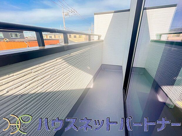 太陽の光が燦々と降り注ぐ広さのあるバルコニーで毎日のお洗濯も快適に。太陽は心を元気にしてくれますよね。