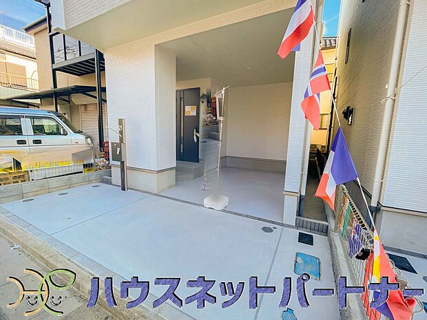 駐車場がある戸建を持つ最大のメリットは、駐車場代金を支払い続ける必要がないことです。賃貸住宅に住んでいる方が、戸建の購入を考えるきっかけに挙げることが多いようです。