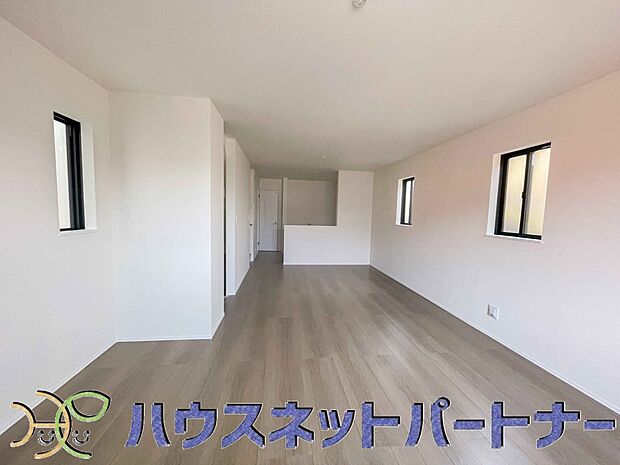 リビングは、食事スペースと寛げる場所設けてもまだ余裕の広さ。明るい光が照らしてくれます。