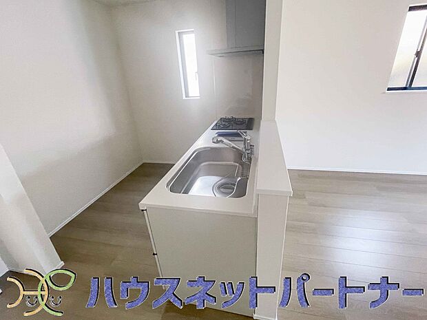 キッチン吊戸棚を無くす事によって、コミュニケーションを重視した設計に致しました。区画によって変わる一体感を、実際にご覧になって頂けましたらと思います。 