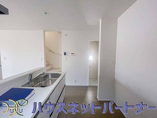 明るい自然光が入る作業スペースを多くとったキッチン採用。夫婦揃ってキッチンに立っても調理がしやすく、家事をしながら会話も弾みます。食器類もすっきりと片付く収納力。