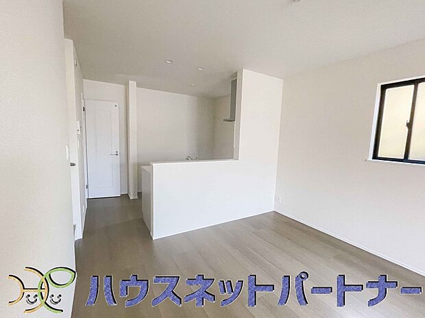 キッチンカウンターがあると配膳が楽なことがメリットの一つ。後片付けをするときも、ダイニングテーブルからあまり動かずに流し台へ運ぶことができるので便利です♪