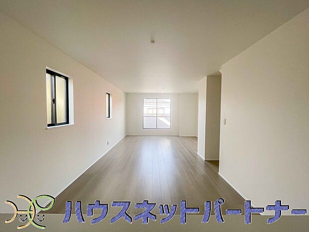 整然とした空間演出、快適な理想の暮らしの実現は家のみの拘りではなく、そこで暮らす方々にとって素敵な環境であることも挙げられると思います。四季折々の変化が奏でる鼓動を楽しんで下さい。