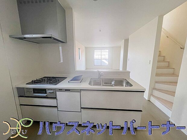 三口コンロで料理の幅を拡げてくれる使いやすいシステムキッチンを採用。洗い場も大きいので野菜や食器を洗ったりする際にも捗り、奥様の強い味方となってくれるはずです。