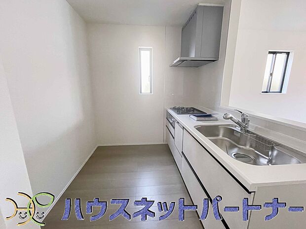 カウンターキッチンは広くて収納力もあるので、快適に料理をすることができます。食器や炊事用具を手の届くところに配置しやすいため調理もスピーディーです。