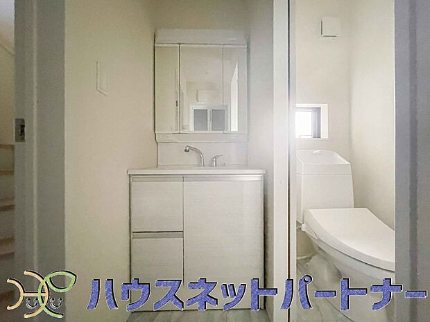 大きく見やすい三面鏡で清潔感ある洗面台は、身だしなみチェックや肌のお手入れに最適です。何かと物が増える場所だからこそ、スッキリと見映えの良い空間に拵えました。