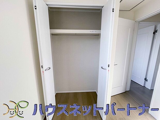 壁面クローゼットのメリットは、衣類が横一列に並ぶためひと目で洋服が選びやすいこと。衣類をたくさんお持ちの方も、限られたスペース内に無理なく収納することができます。