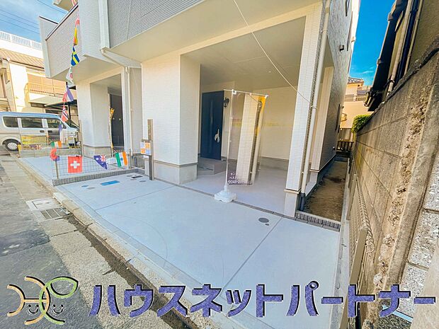駐車場がある戸建を持つ最大のメリットは、駐車場代金を支払い続ける必要がないことです。賃貸住宅に住んでいる方が、戸建の購入を考えるきっかけに挙げることが多いようです。