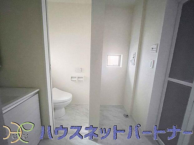 洗面室のある脱衣所は広々。脱いだお洋服をそのままお洗濯。