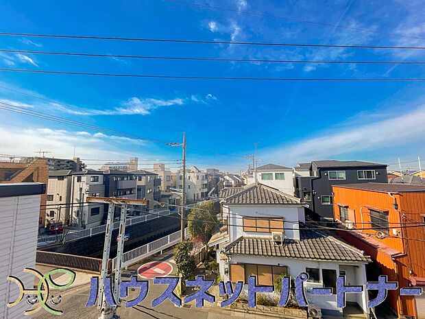 周辺は高い建物が無く、解放感が感じられます。