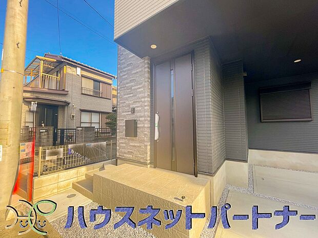 お客様も迎える玄関は高級感のある造りです。