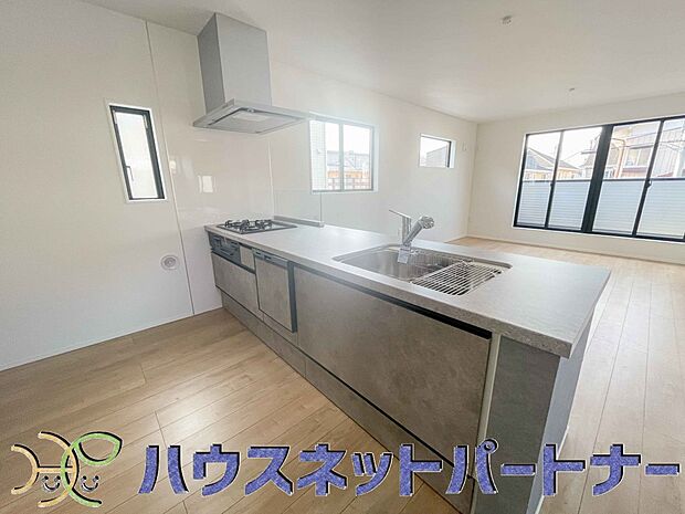 カウンターキッチンは広くて収納力もあるので、快適に料理をすることができます。食器や炊事用具を手の届くところに配置しやすいため調理もスピーディーです。