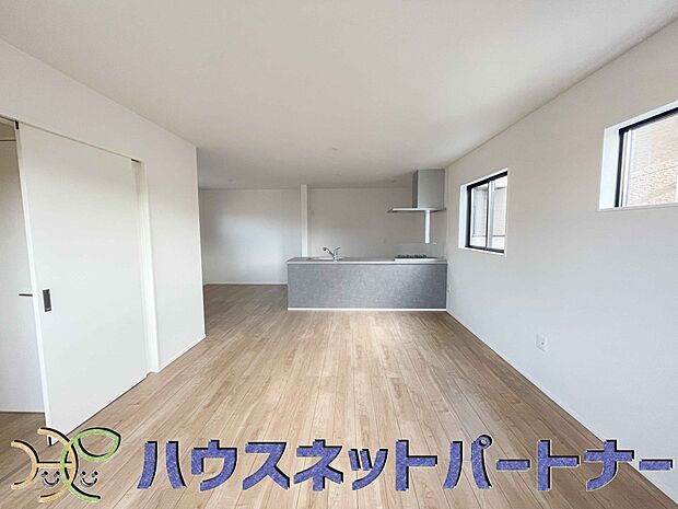 リビングは、食事スペースと寛げる場所設けてもまだ余裕の広さ。明るい光が照らしてくれます。