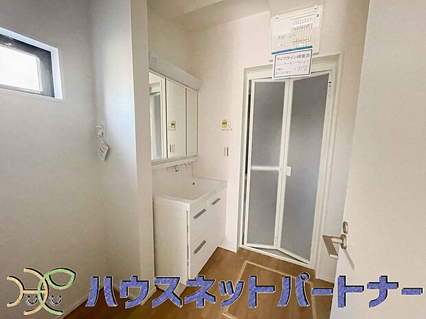 広い脱衣所、洗面台も大きなサイズを設置。建売では見ない広さと解放感。