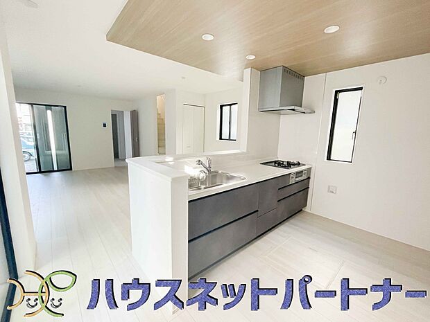 カウンターキッチンは広くて収納力もあるので、快適に料理をすることができます。食器や炊事用具を手の届くところに配置しやすいため調理もスピーディーです。