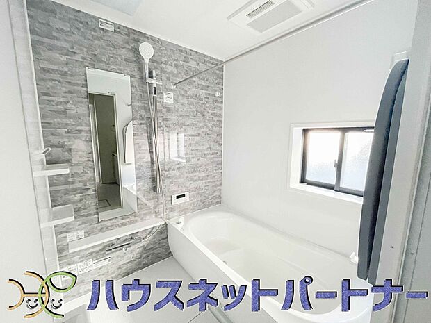 明るい作りの浴室は心も体もリフレッシュさせてくれます。窓もあるので湿気を外へ逃がすことも出来ます。