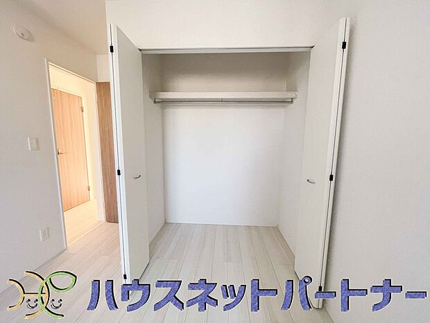 壁面クローゼットのメリットは、衣類が横一列に並ぶためひと目で洋服が選びやすいこと。衣類をたくさんお持ちの方も、限られたスペース内に無理なく収納することができます。