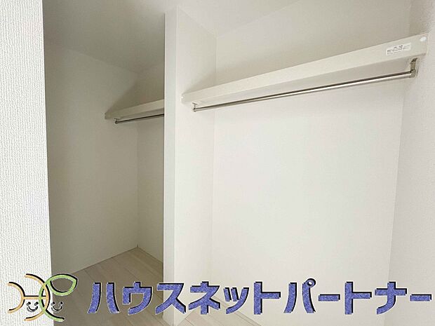 ウォークインクローゼットのメリットは、衣類の他、バッグやアクセサリーなど、身につけるものを一部屋に集めて管理できること。必要なときに見つけやすいです。