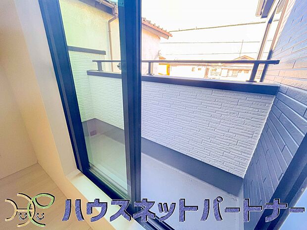 青い空が近くに感じるバルコニーは、爽やかな風をお部屋へ運んでくれます。