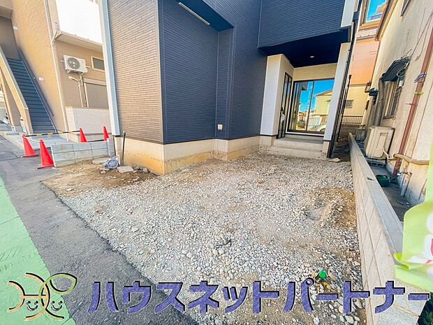 玄関横に駐車場なのでお買い物をした後は楽にお家へ。沢山お買物した時は助かりますね。