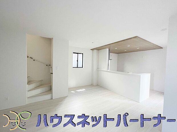 リビングは、食事スペースと寛げる場所設けてもまだ余裕の広さ。明るい光が照らしてくれます。