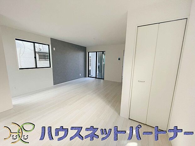 明るく開放的なダイニング。家族とのコミュニケーションが取りやすく、みんなの笑顔が溢れます。