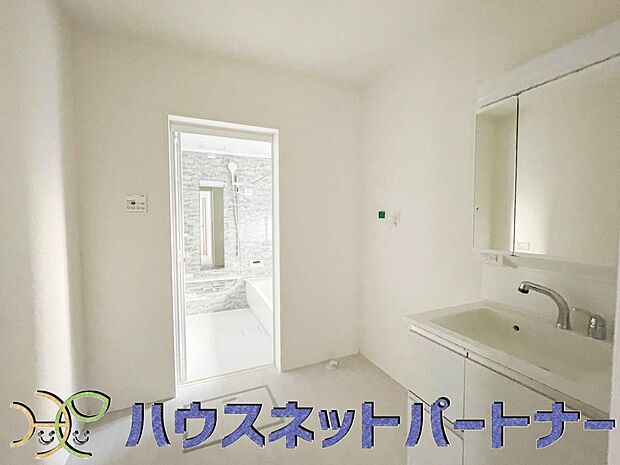 毎日使う洗濯機。しっかりと奥行きのある置き場が確保されています。